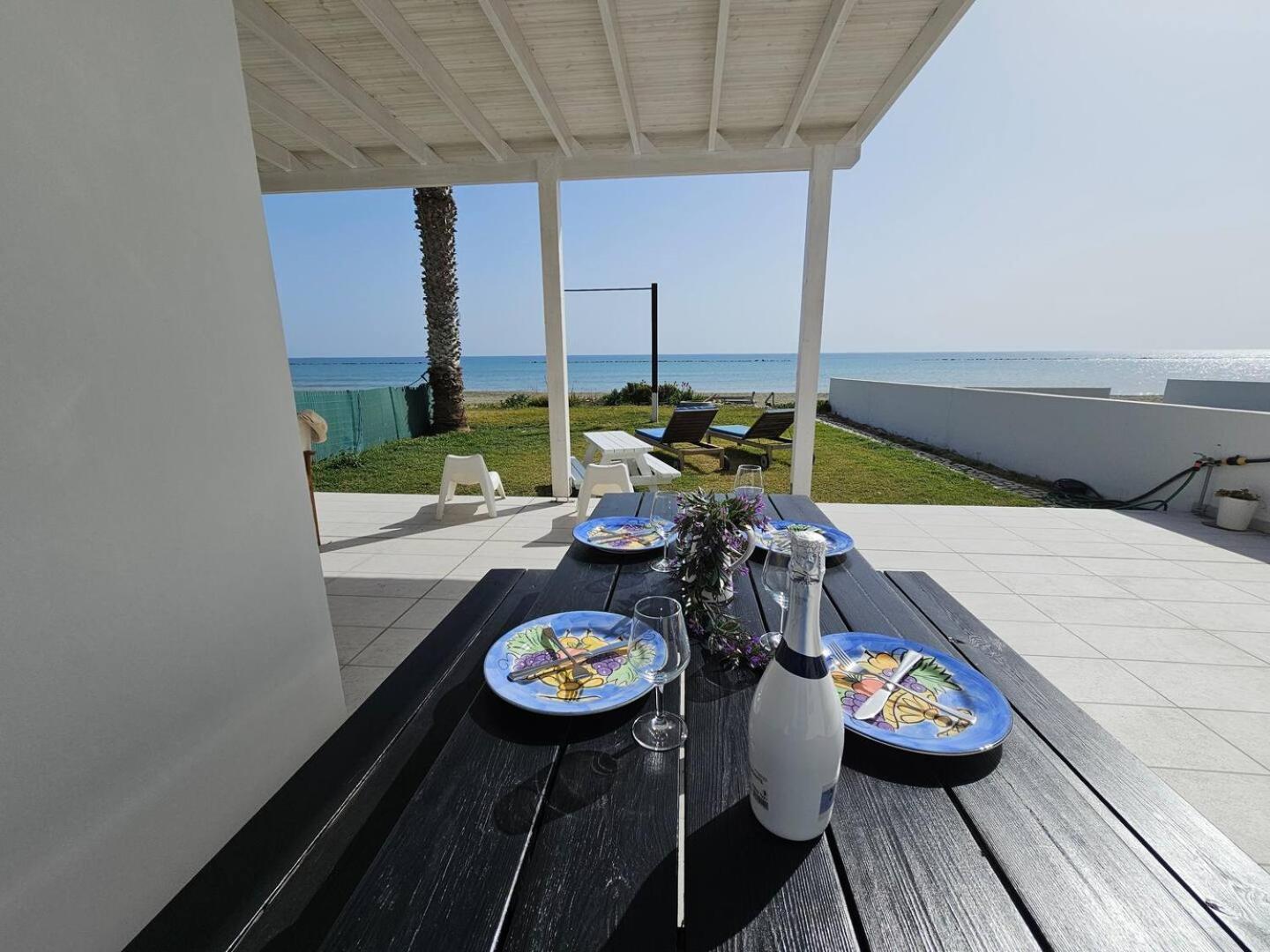 Ammos Beachfront Villa Paradise Lárnaca Exterior foto